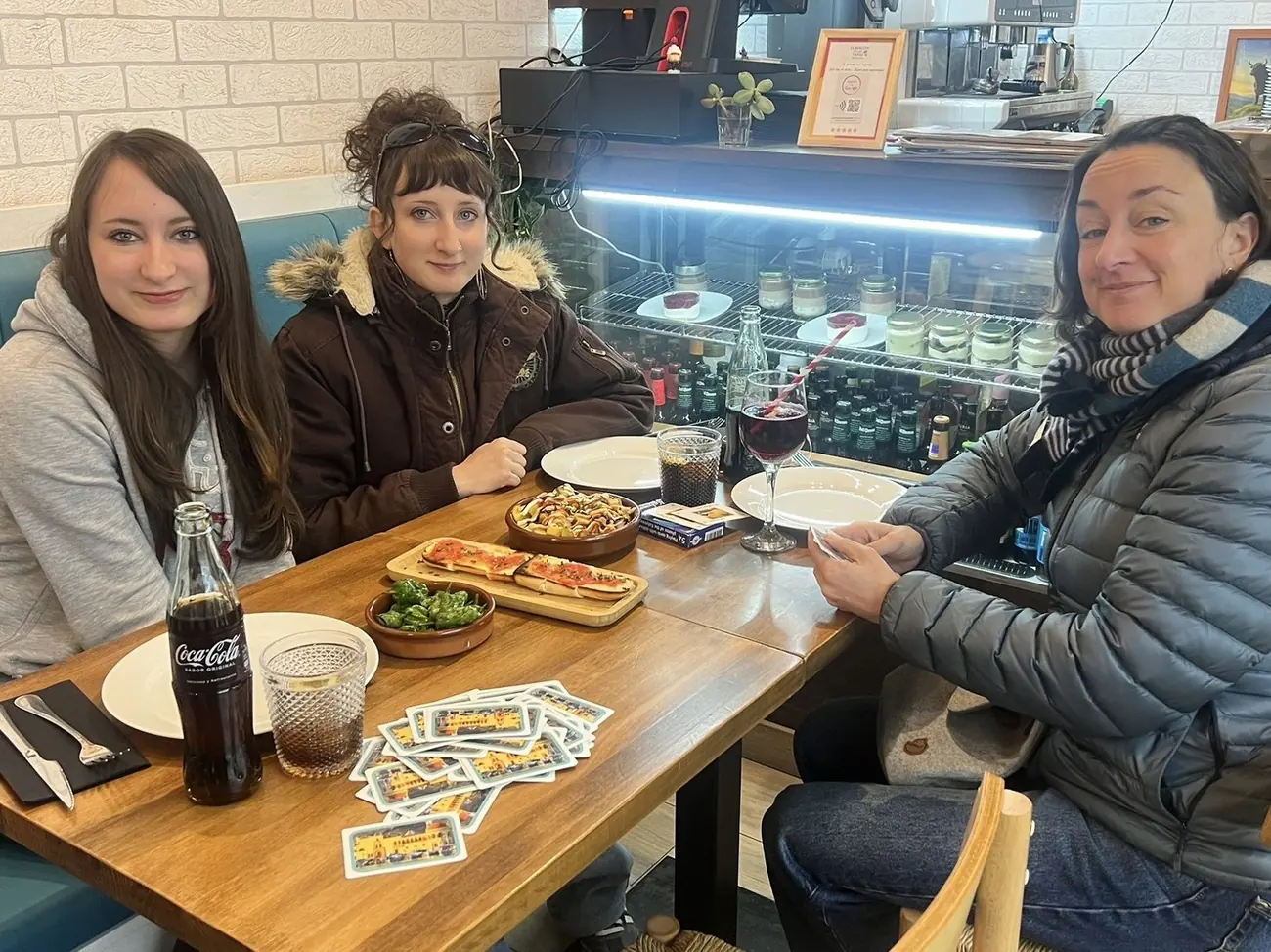 Clientes brindando alrededor de una mesa de tapas