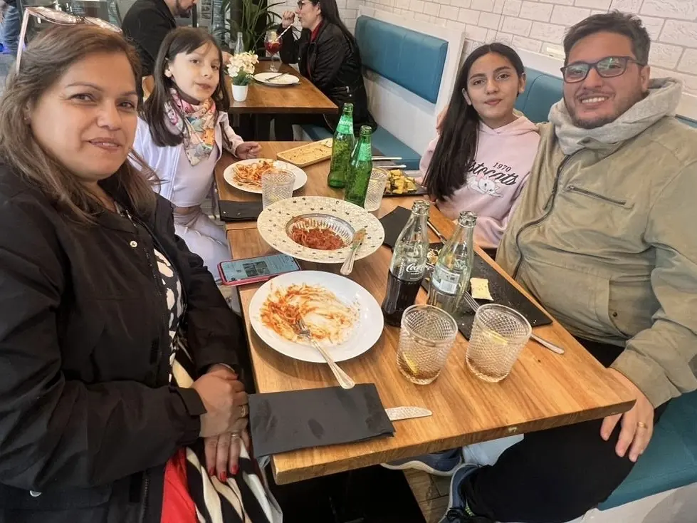 Familia comiendo paella y pasta