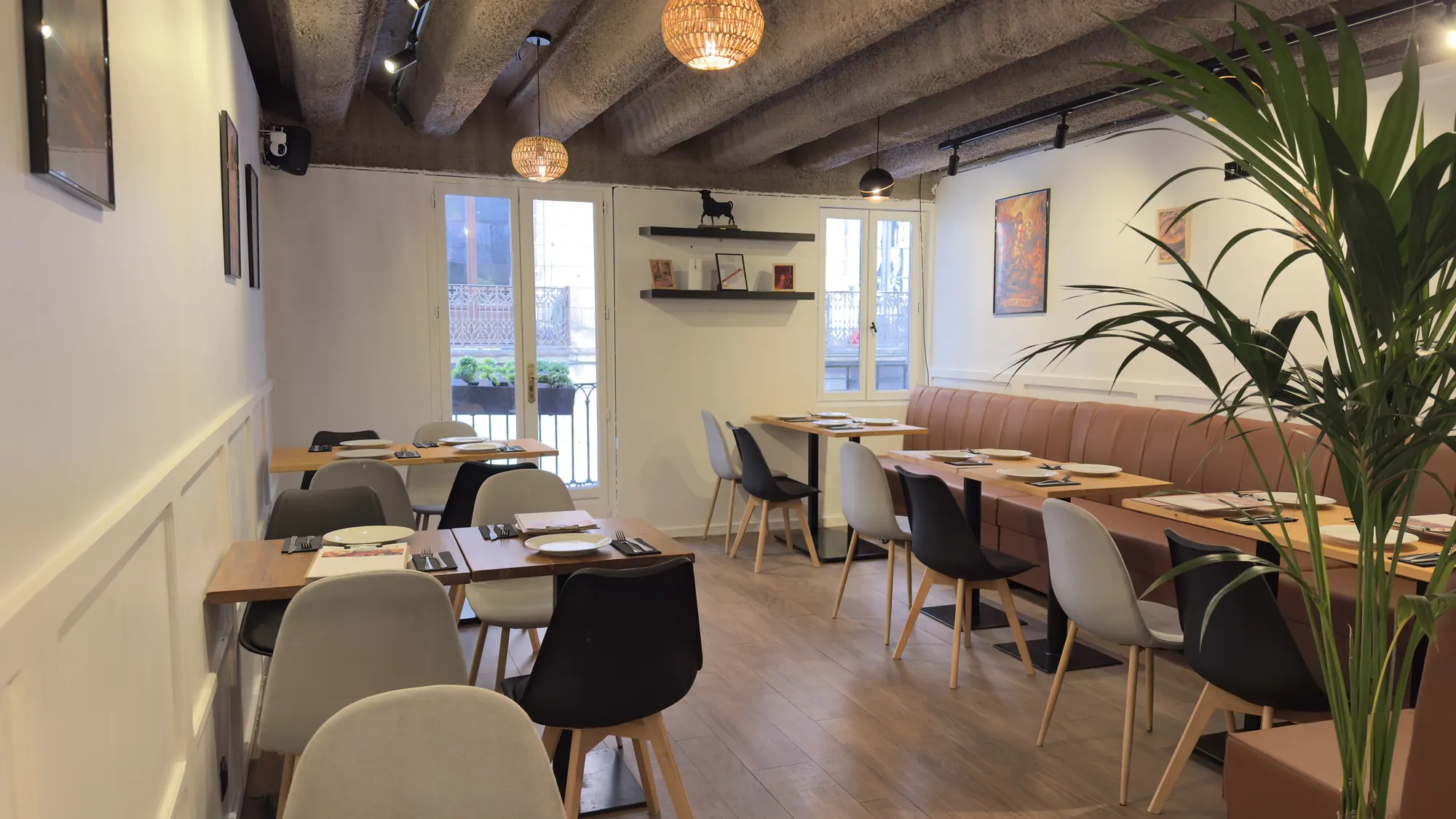 Comedor de El Rincón de las Tapas, con vigas de madera y mesas preparadas
